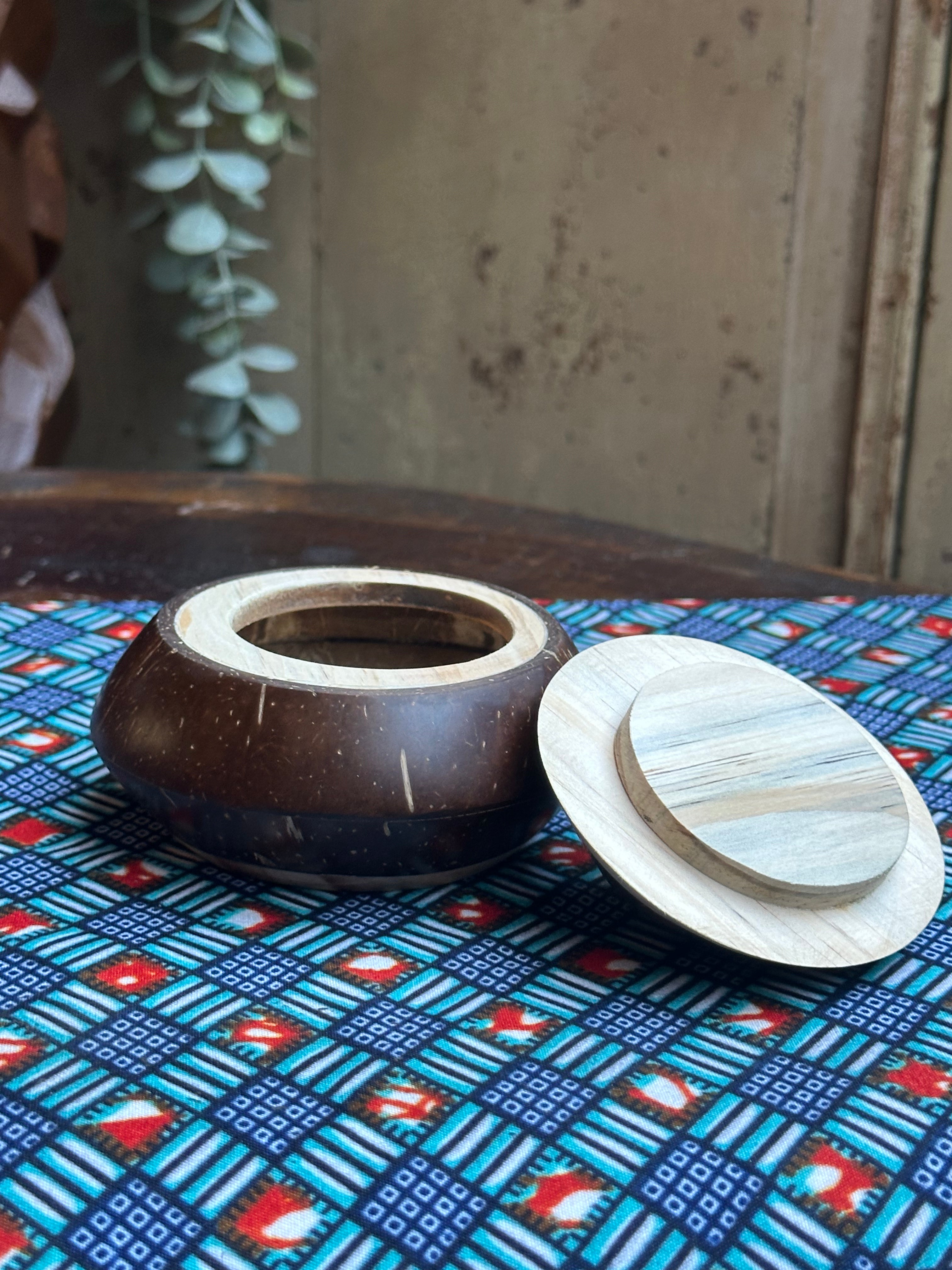 Good Earth Coconut Pot With Cover